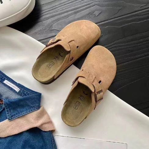 Schlupfclogs mit verstellbarer Schnalle