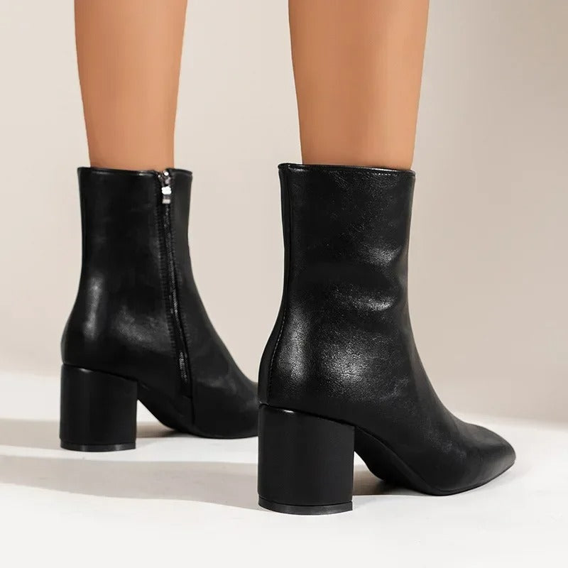 Zwergini-Mode | Elegante und Vielseitige Stiefeletten