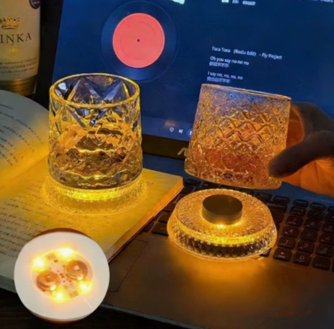 Drehendes Whiskeyglas mit LED-Leuchtsockel