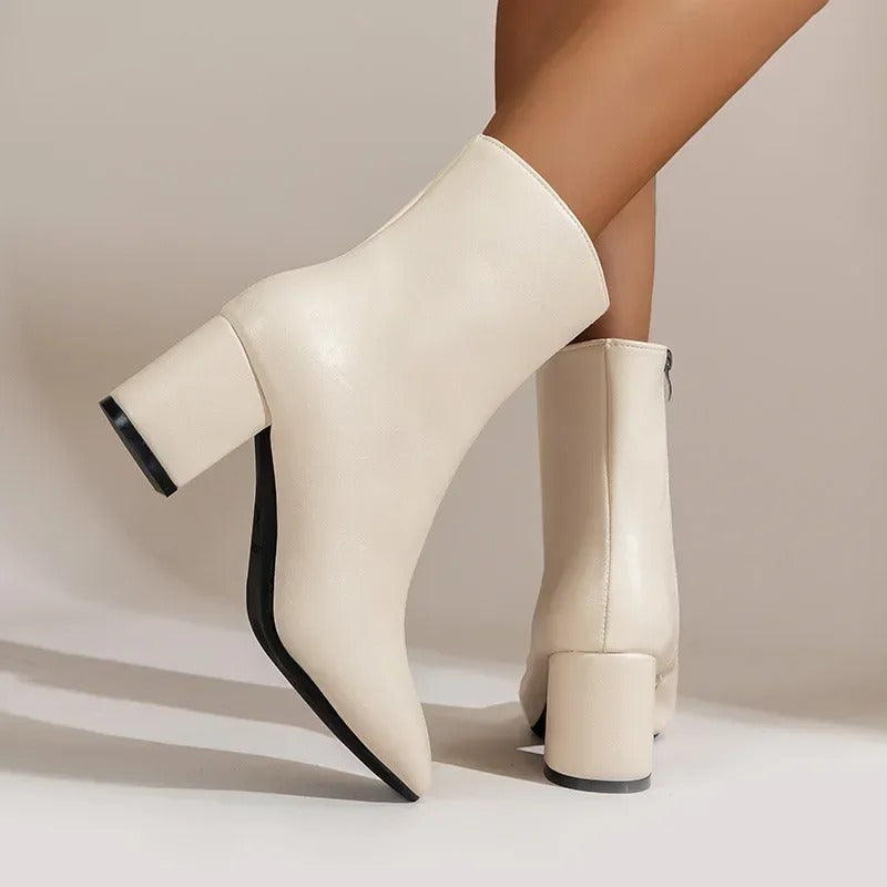Zwergini-Mode | Elegante und Vielseitige Stiefeletten