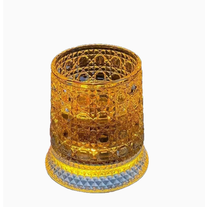 Drehendes Whiskeyglas mit LED-Leuchtsockel
