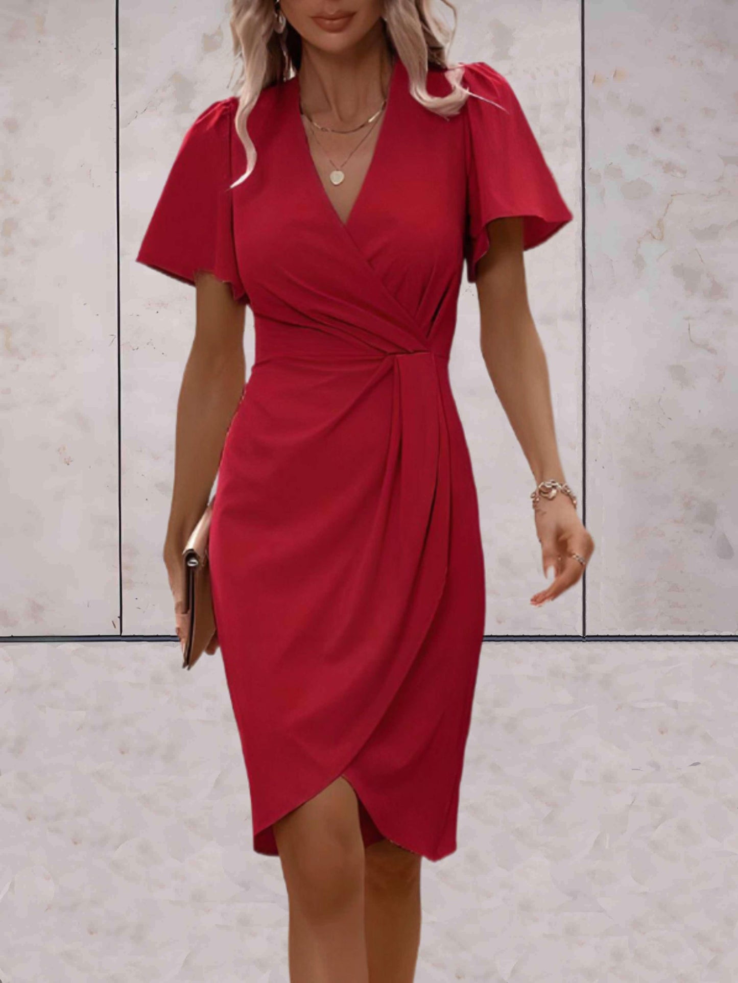 Figurbetontes Damenkleid mit ausgestellten Ärmeln