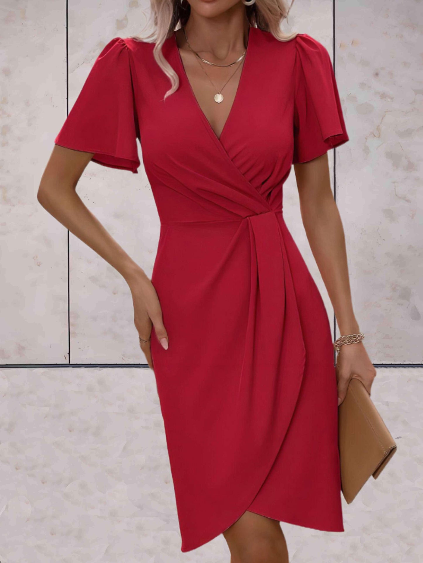 Figurbetontes Damenkleid mit ausgestellten Ärmeln