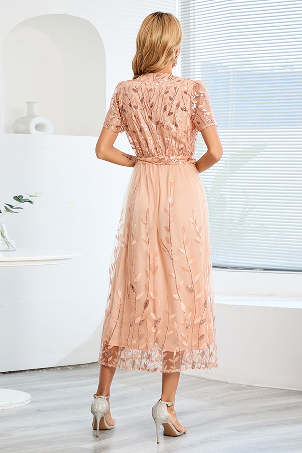 Kurzärmeliges Netzkleid mit Paillettenstickerei