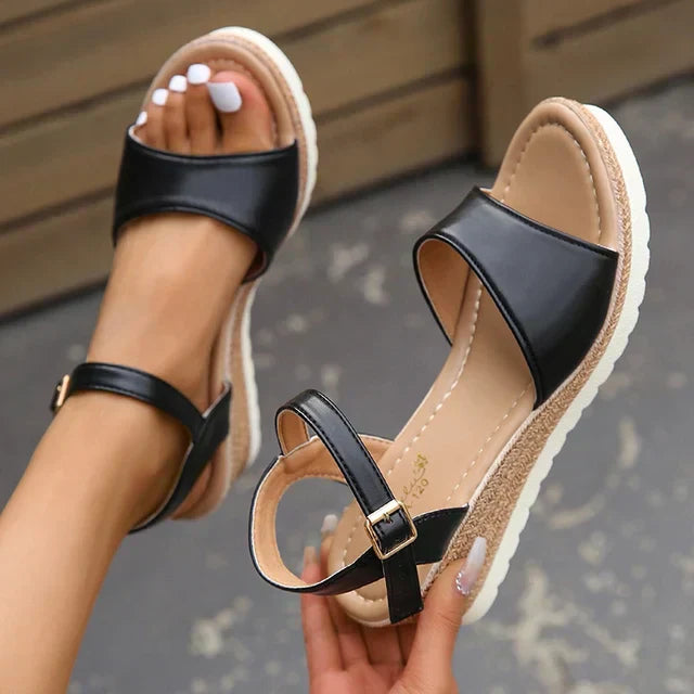 Zwergini-Mode - Leichte Sandalen mit Keilabsatz und Schnalle