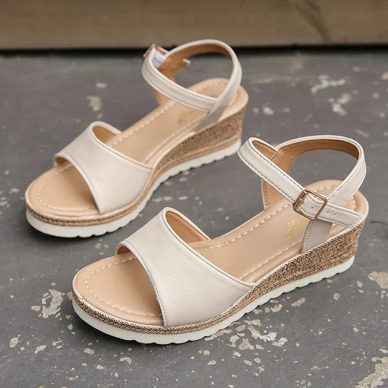 Zwergini-Mode - Leichte Sandalen mit Keilabsatz und Schnalle