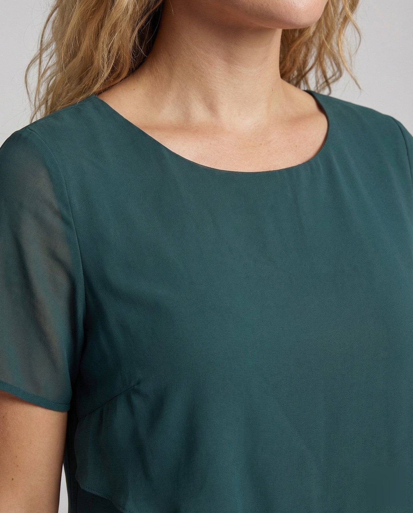 Damenkleid mit Rundhalsausschnitt, kurzen Ärmeln und mehrlagiger transparenter Overlay-Optik | Zwergini-Mode