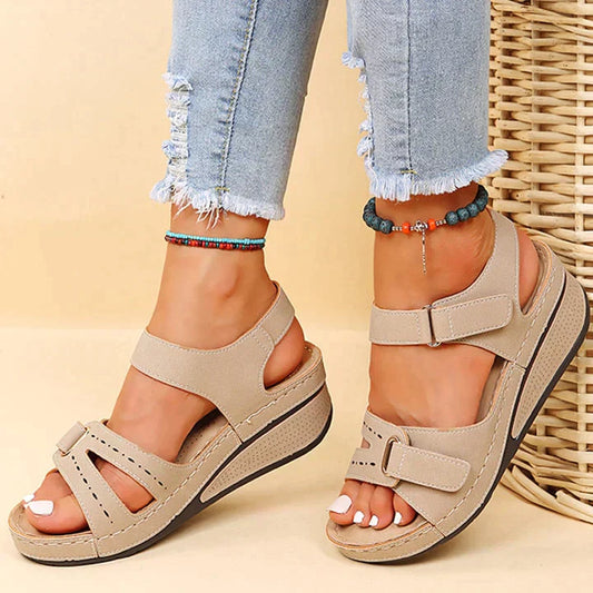 Bequeme orthopädische Sandalen mit Keilabsatz