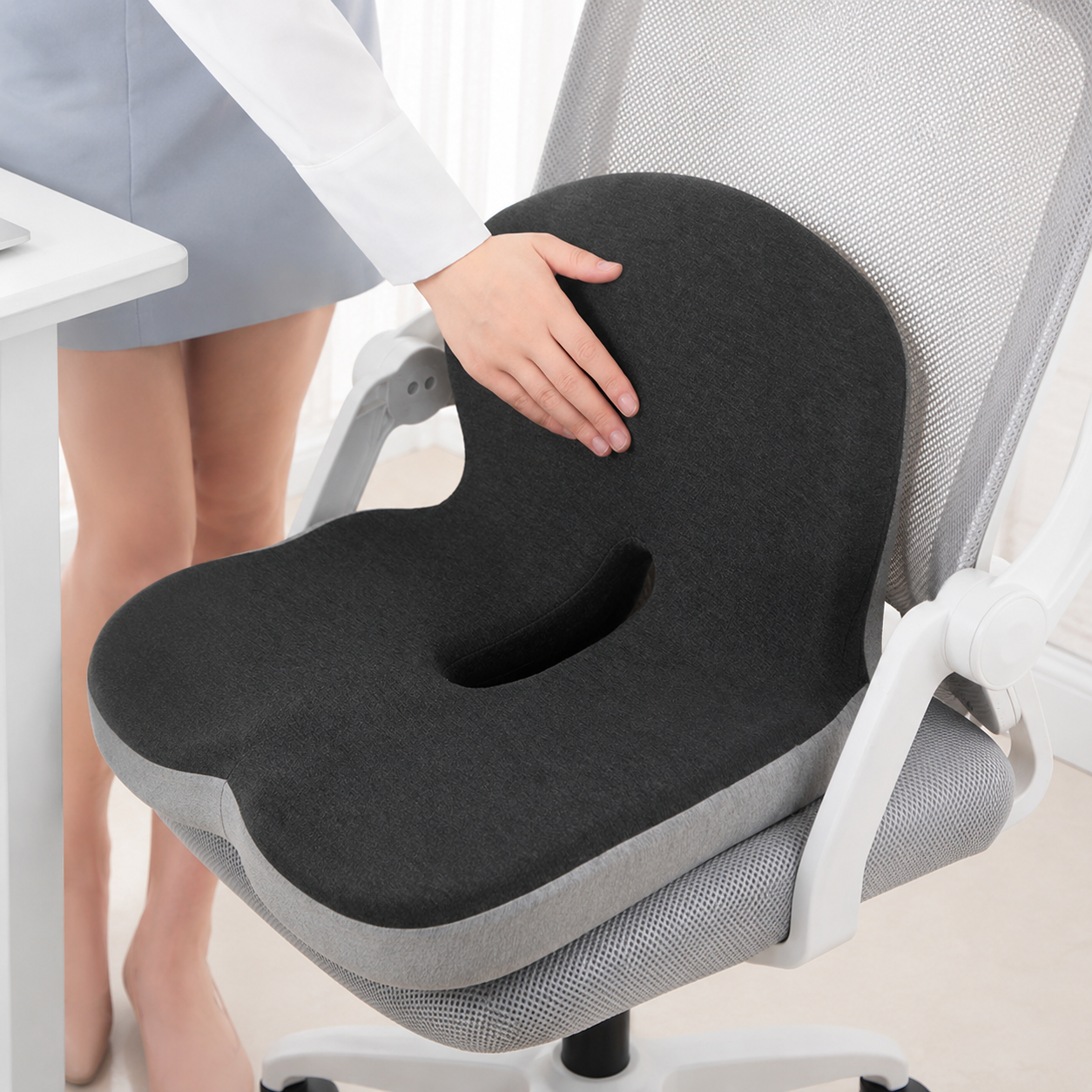 Sitzkissen | Ergonomisches Memory Foam Sitzkissen | Druckentlastend & Rutschfest | ErgoComfort