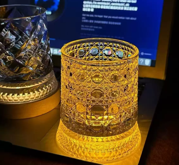 Drehendes Whiskeyglas mit LED-Leuchtsockel